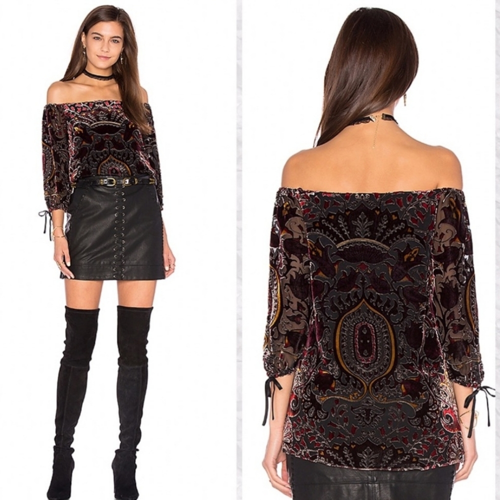 Alice + Olivia Alecia Off Shoulder Velvet Top SP